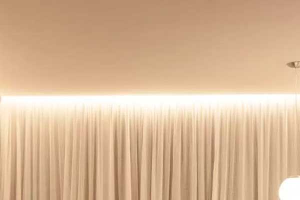 Дизайн натяжного потолка с подсветкой