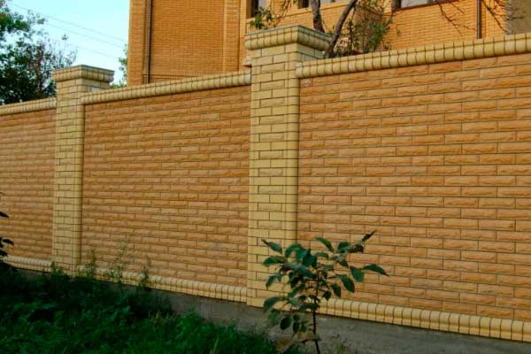 Кирпичные заборы